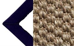 Sisal tæppe Santiago bronze med kantbånd i dark blue farve